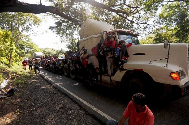 Trump alerta que la caravana de migrantes que partió con miles de personas de San Pedro Sula, en Honduras, el 13 de octubre, constituye una emergencia nacional, y amenazó con cerrar totalmente la frontera. 