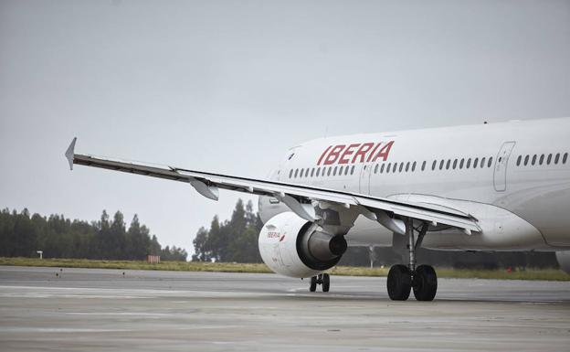 Un avión de Iberia en el aeropuerto de Asturias.