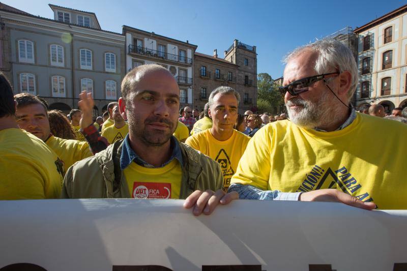 Centenares de personas se unen frente al ayuntamiento a la voz de «Alcoa no se cierra».