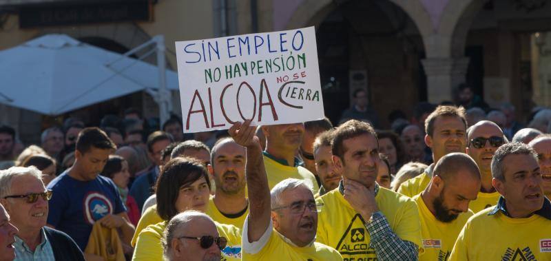 Centenares de personas se unen frente al ayuntamiento a la voz de «Alcoa no se cierra».
