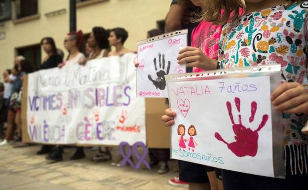 Concentración en Castellón tras el asesinato de las niñas.