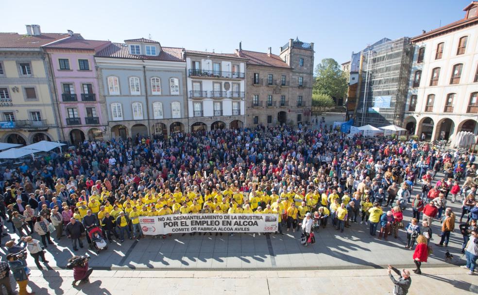 Cientos de personas se concentraron ayer ante el Ayuntamiento de Avilés para pedir el mantenimiento de la actividad en la factoría de Alcoa . 