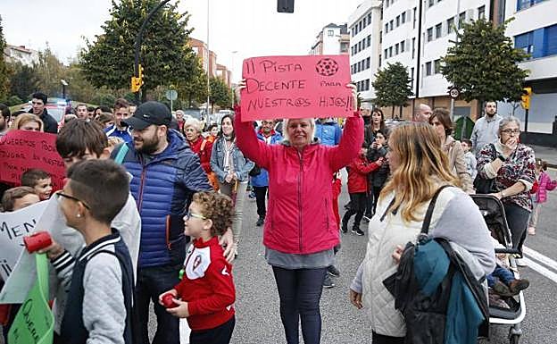 Concentración por la mejora del pista de fútbol del Montevil