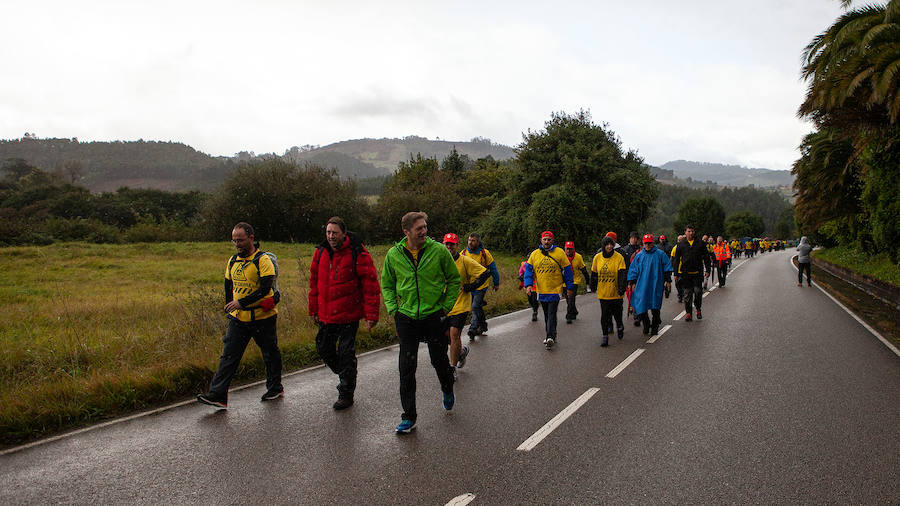 Decenas de trabajadores de Alcoa Avilés y subcontratas han iniciado, junto a algunos familiares, una marcha a pie de más de treinta kilómetros hasta la Delegación del Gobierno de Asturias, en Oviedo, para reclamar una solución que evite el cierre de la fábrica