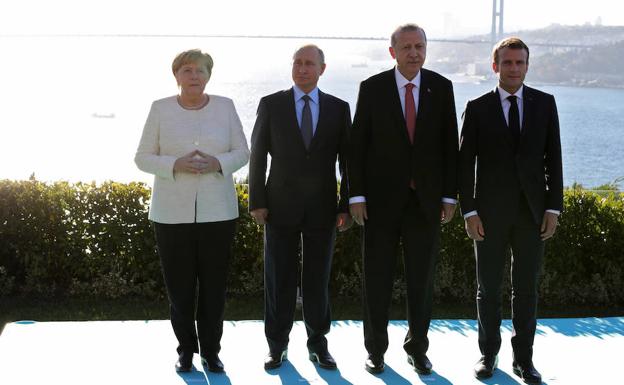 La canciller alemana, Angela Merkel, el presidente ruso Vladimir Putin, el presidente turco Tayyip Erdogan y el presidente francés Emmanuel Macron posan durante la cumbre de Siria en Estambul, Turquía.
