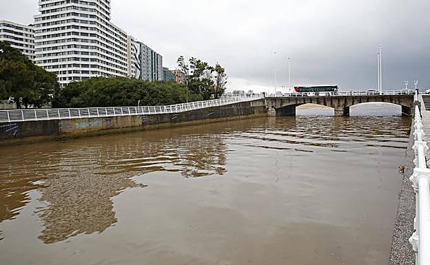 Las lluvias tiñen de marrón el Piles