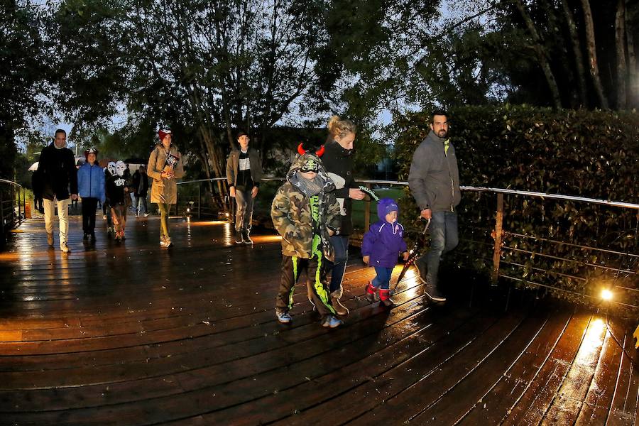 Unas 600 personas se citaron en el jardín gijonés para disfrutar de sus 'Encuentros inquietantes' para celebrar Halloween.