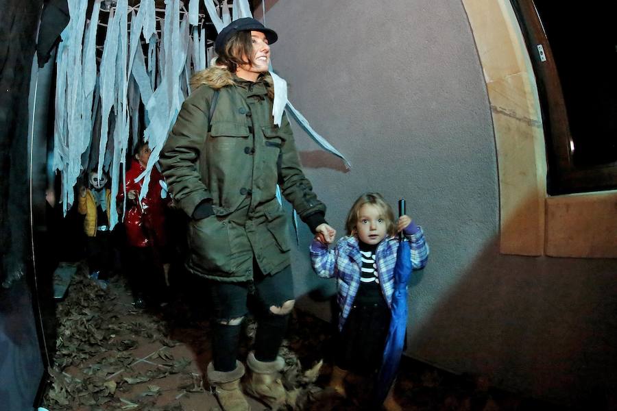 Unas 600 personas se citaron en el jardín gijonés para disfrutar de sus 'Encuentros inquietantes' para celebrar Halloween.