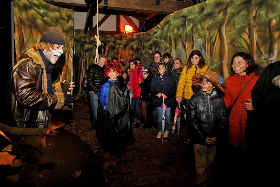 Unas 600 personas se citaron en el jardín gijonés para disfrutar de sus 'Encuentros inquietantes' para celebrar Halloween.