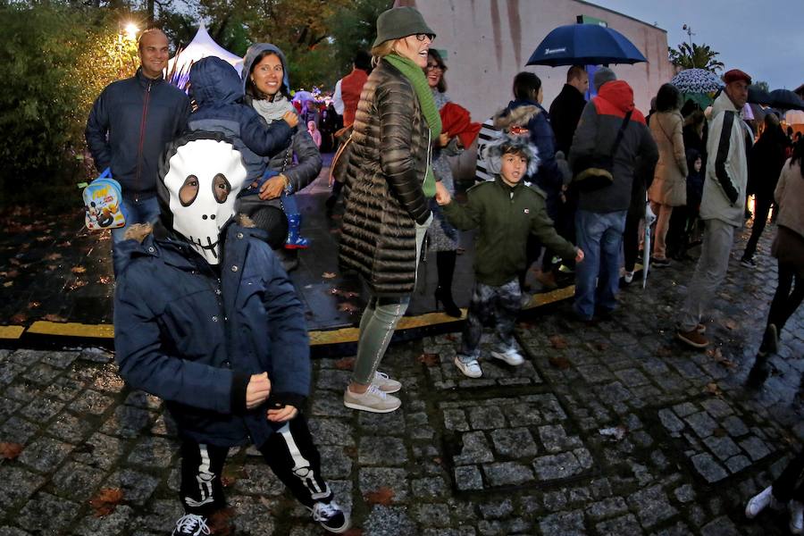 Unas 600 personas se citaron en el jardín gijonés para disfrutar de sus 'Encuentros inquietantes' para celebrar Halloween.