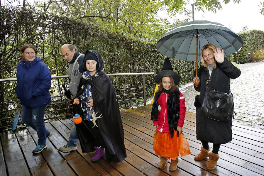 Unas 600 personas se citaron en el jardín gijonés para disfrutar de sus 'Encuentros inquietantes' para celebrar Halloween.