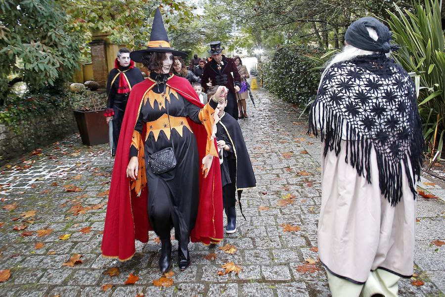 Unas 600 personas se citaron en el jardín gijonés para disfrutar de sus 'Encuentros inquietantes' para celebrar Halloween.