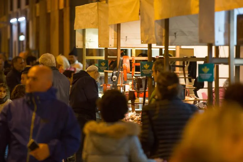 Música, baile, mercado y tradiciones que van desde la esfoyaza hasta el amagüestu celebran la entrada del otoño en la plaza de los Hermanos Orbón.