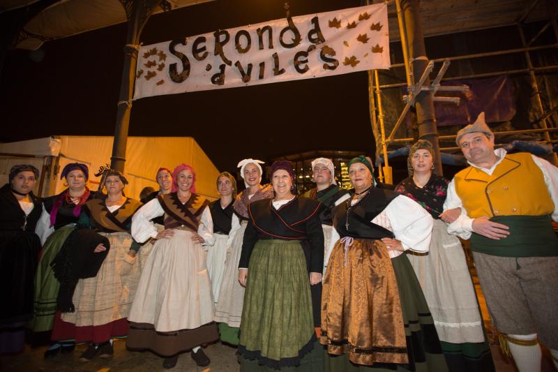 Música, baile, mercado y tradiciones que van desde la esfoyaza hasta el amagüestu celebran la entrada del otoño en la plaza de los Hermanos Orbón.