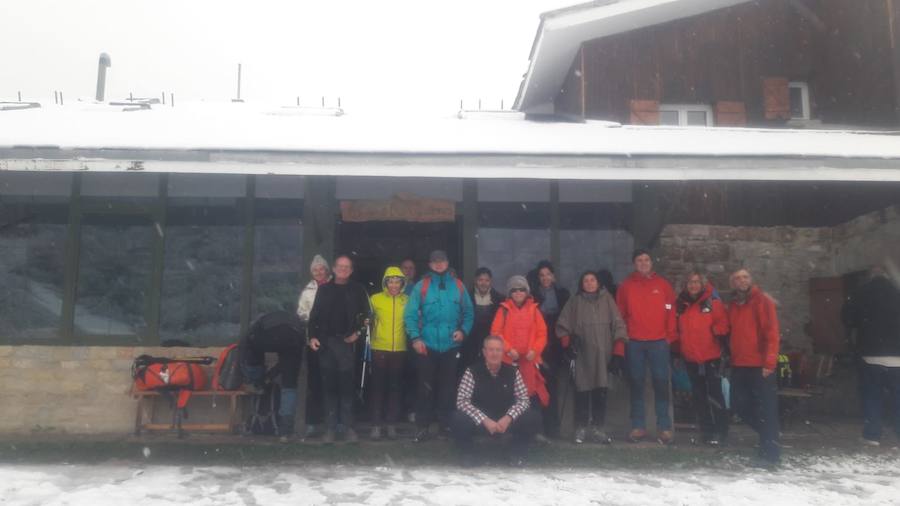 La ola de frío ha llegado a Asturias y ha cubierto las zonas de alta montaña de la región de blanco con las primeras nevadas