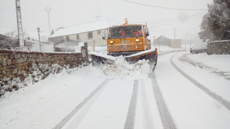 La ola de frío ha llegado a Asturias y ha cubierto las zonas de alta montaña de la región de blanco con las primeras nevadas