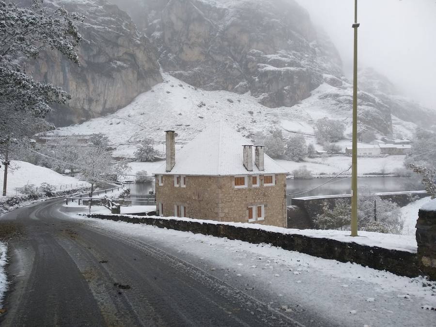 La ola de frío ha llegado a Asturias y ha cubierto las zonas de alta montaña de la región de blanco con las primeras nevadas