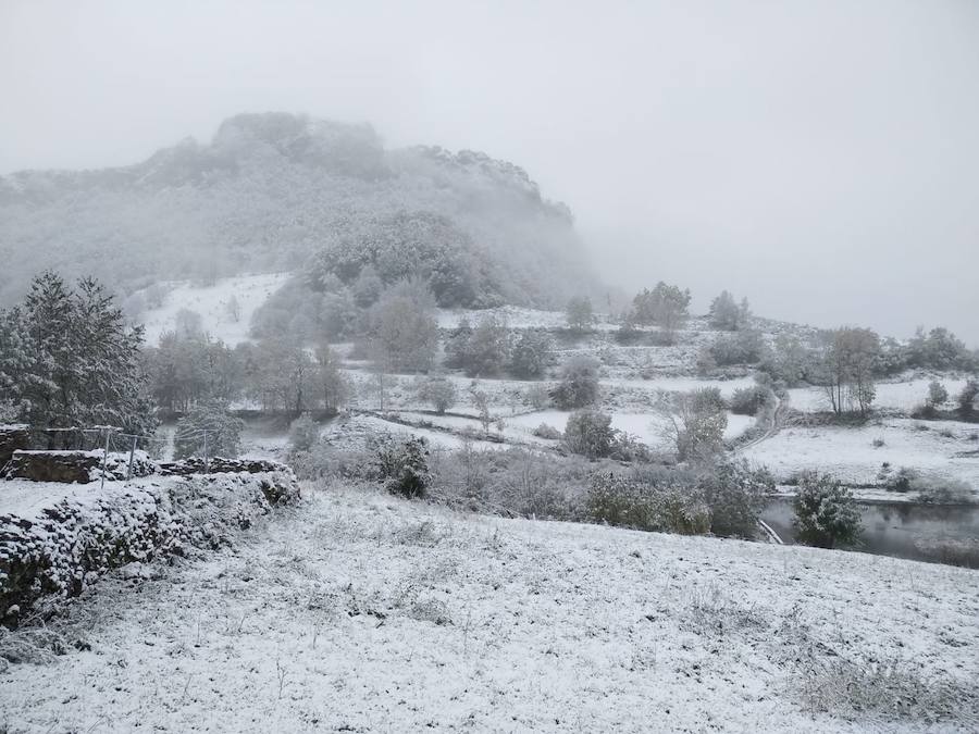 La ola de frío ha llegado a Asturias y ha cubierto las zonas de alta montaña de la región de blanco con las primeras nevadas