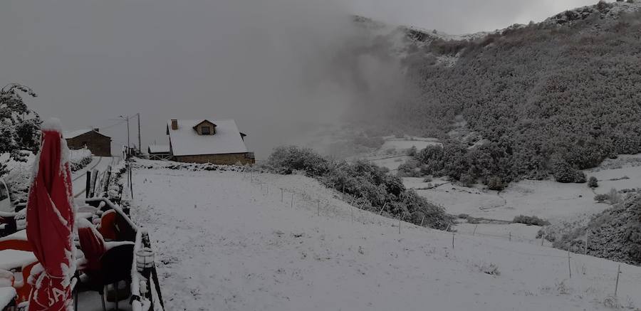 La ola de frío ha llegado a Asturias y ha cubierto las zonas de alta montaña de la región de blanco con las primeras nevadas