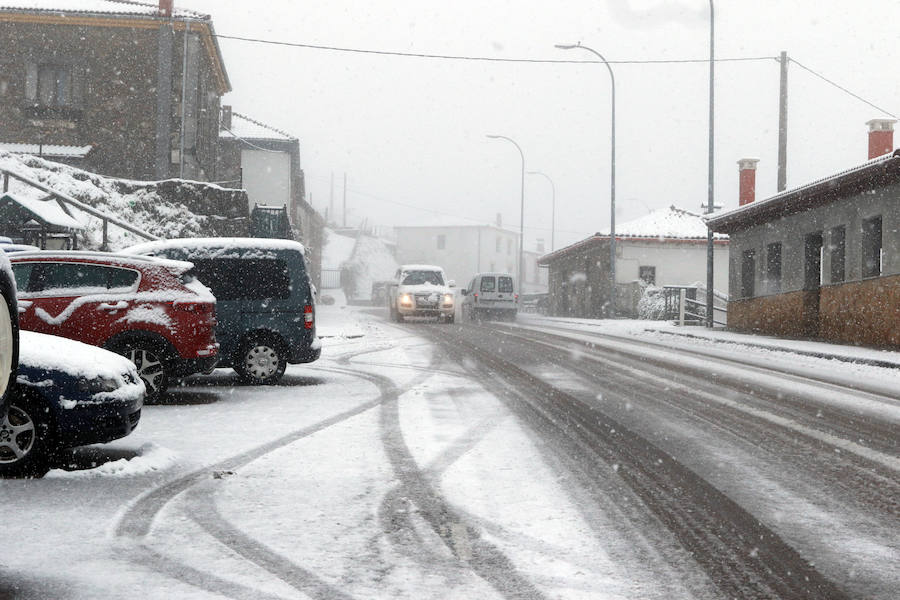 La ola de frío ha llegado a Asturias y ha cubierto las zonas de alta montaña de la región de blanco con las primeras nevadas