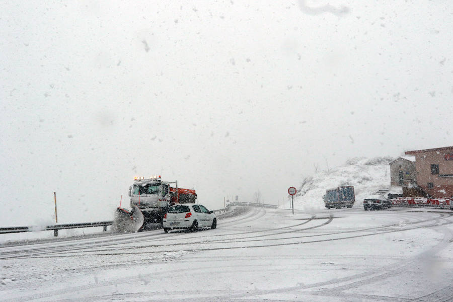 La ola de frío ha llegado a Asturias y ha cubierto las zonas de alta montaña de la región de blanco con las primeras nevadas