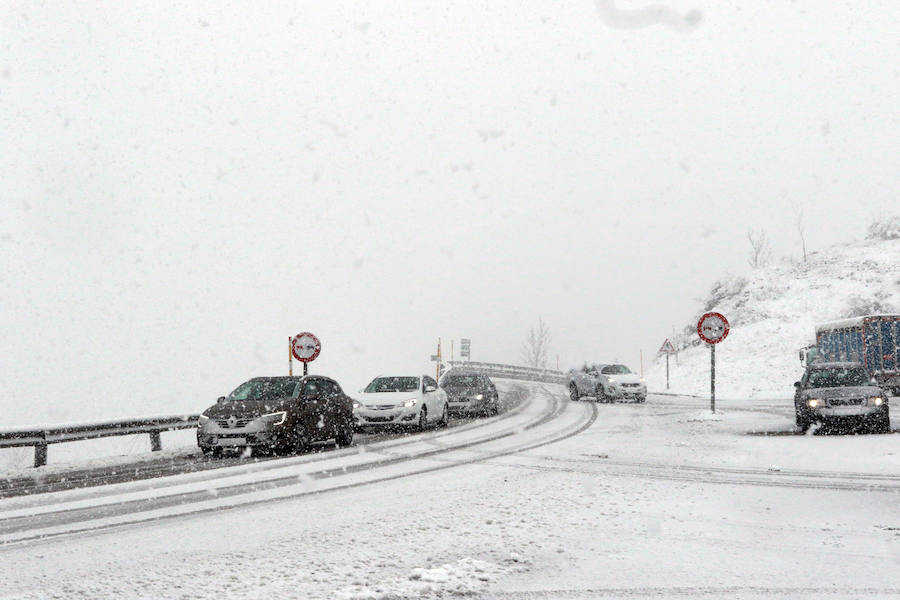 La ola de frío ha llegado a Asturias y ha cubierto las zonas de alta montaña de la región de blanco con las primeras nevadas