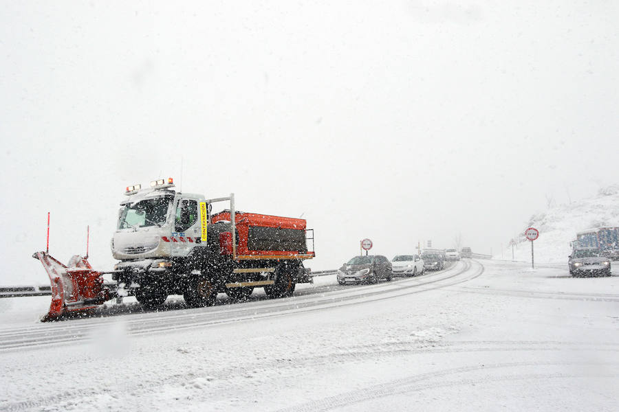 La ola de frío ha llegado a Asturias y ha cubierto las zonas de alta montaña de la región de blanco con las primeras nevadas