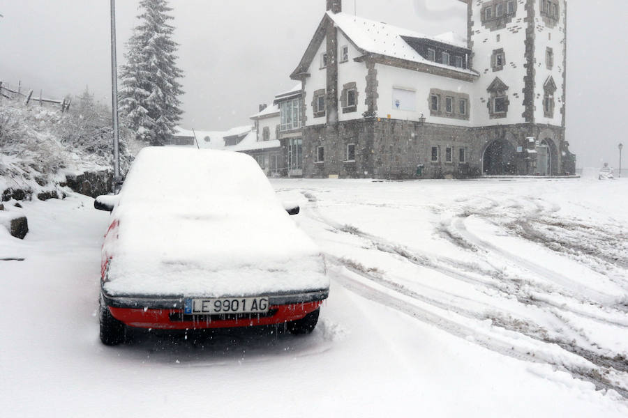 La ola de frío ha llegado a Asturias y ha cubierto las zonas de alta montaña de la región de blanco con las primeras nevadas