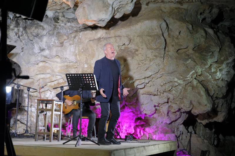 El cantante mierense ofreció un concierto en Onís junto a su hijo David al piano y Ovidio López a la guitarra, en el que interpretó sus temas clásicos y nuevas canciones.