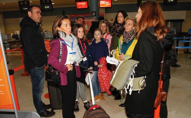 Pasajeros del último vuelo entre Londres y Asturias.