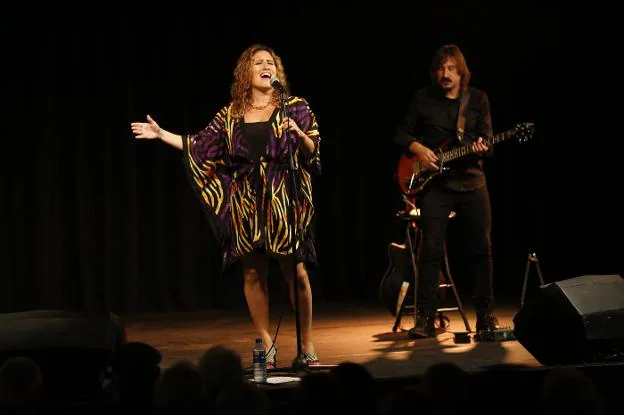 Anabel Santiago canta en el Ateneo de La Calzada