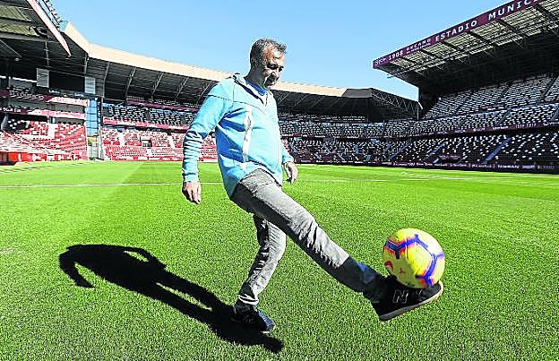 Juanele da toques a un balón sobre el césped del estadio de El Molinón. 