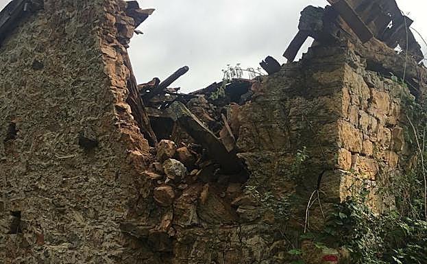 El mal tiempo derriba la casería de El Frieru, en Caso