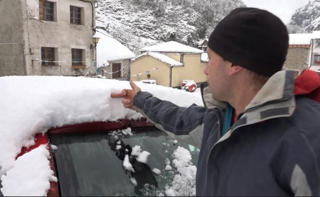 Temporal en Asturias | Los vecinos de Tielve no recuerdan una nevada tan temprana