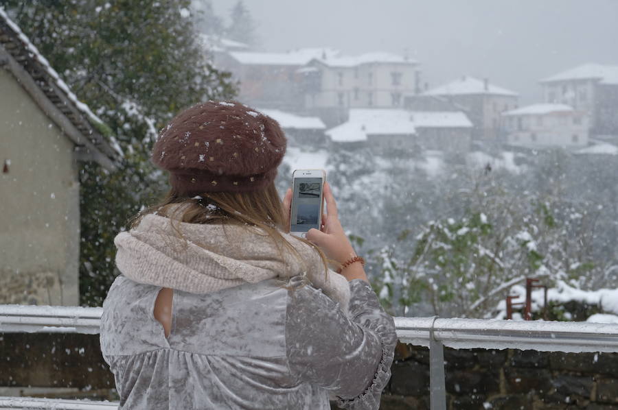 Los concejos del oriente asturiano llucen un manto blanco