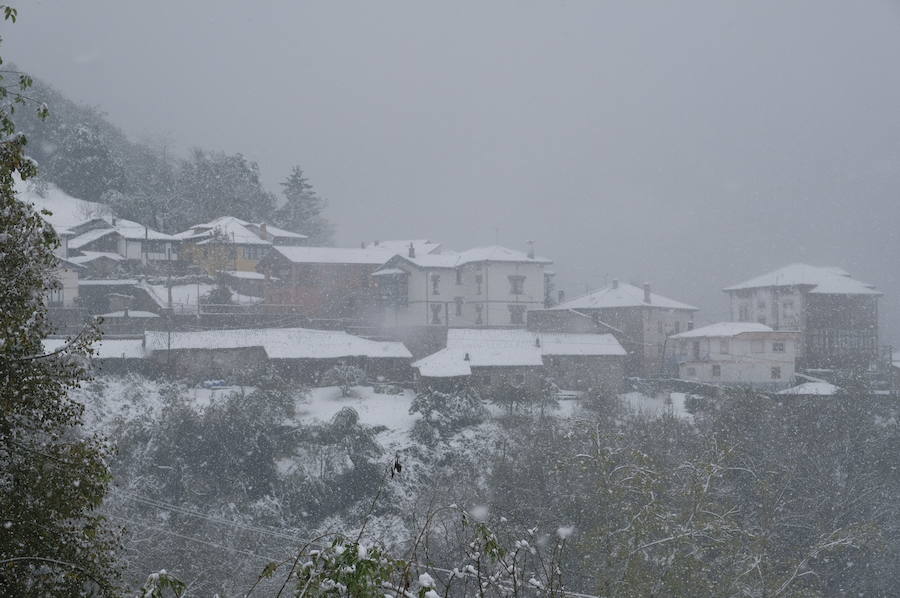Los concejos del oriente asturiano llucen un manto blanco