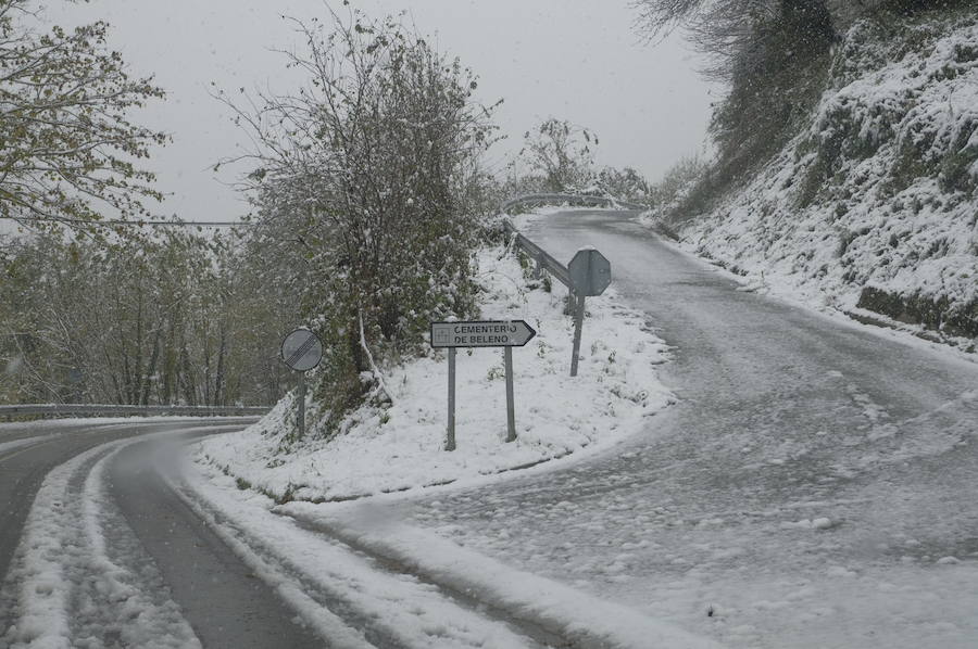 Los concejos del oriente asturiano llucen un manto blanco