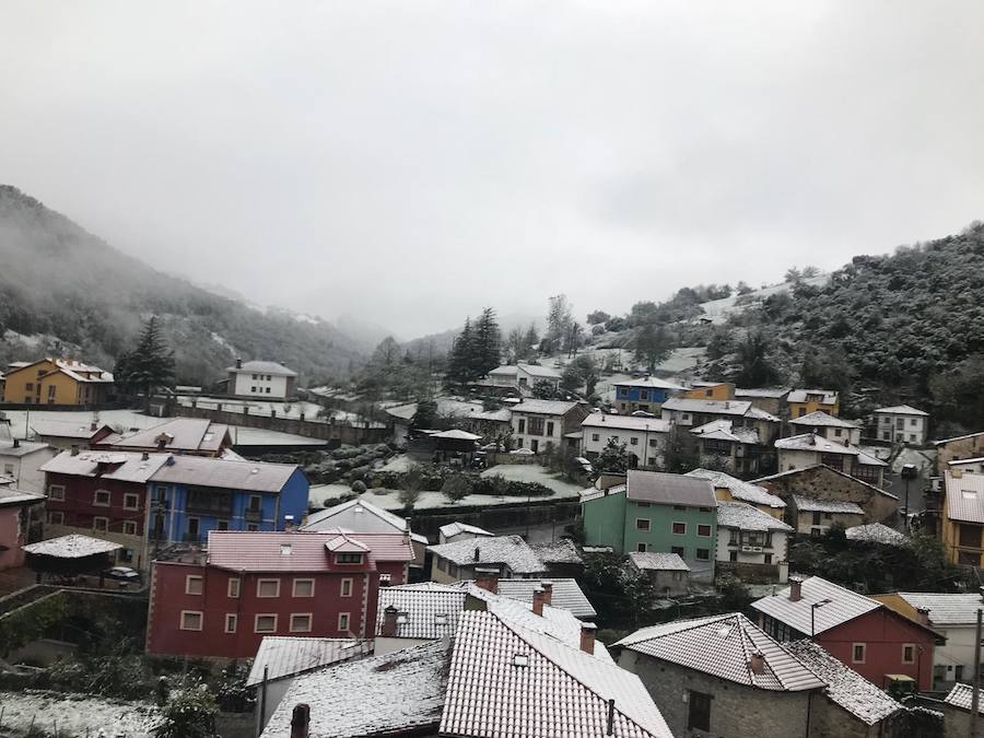 Los concejos del oriente asturiano llucen un manto blanco