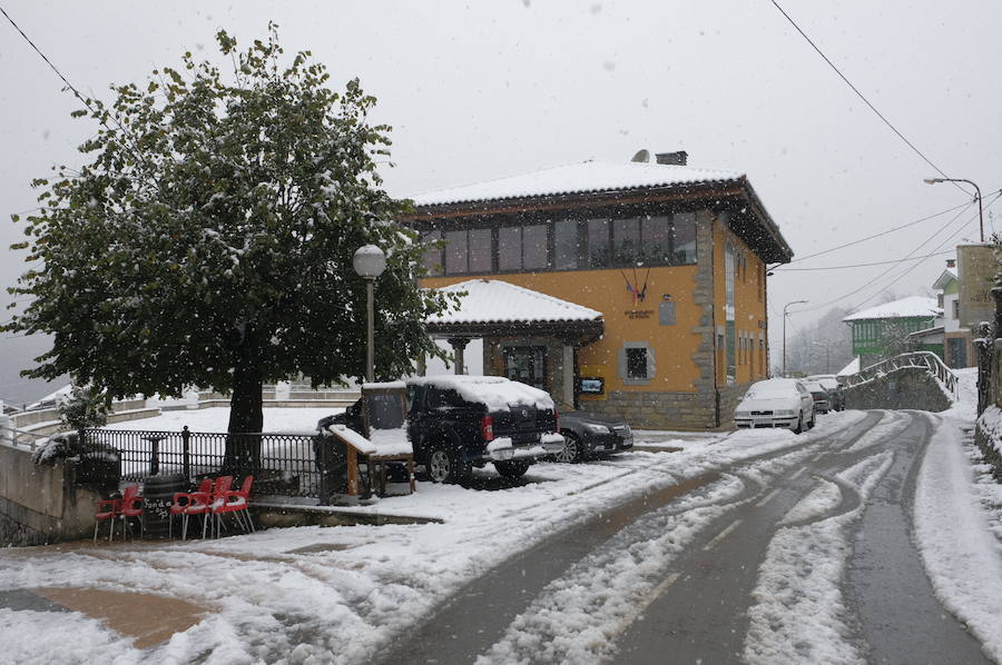 El temporal se ha recrudecido y además de complicar la comunicación con la Meseta, ha ocasionado numerosas incidencias. La nieve ha cubierto muchos puntos de la región dejando estampas totalmente invernales