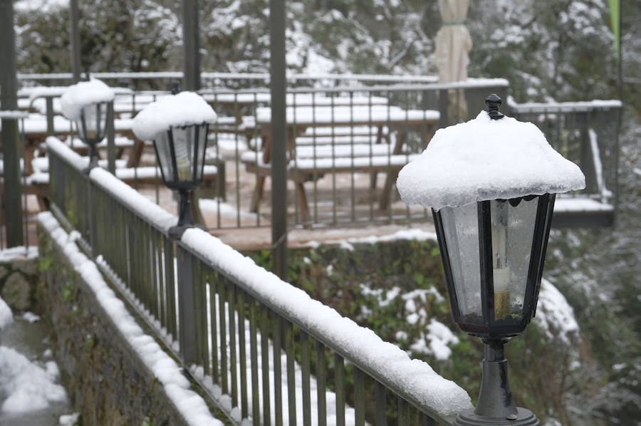 El temporal se ha recrudecido y además de complicar la comunicación con la Meseta, ha ocasionado numerosas incidencias. La nieve ha cubierto muchos puntos de la región dejando estampas totalmente invernales