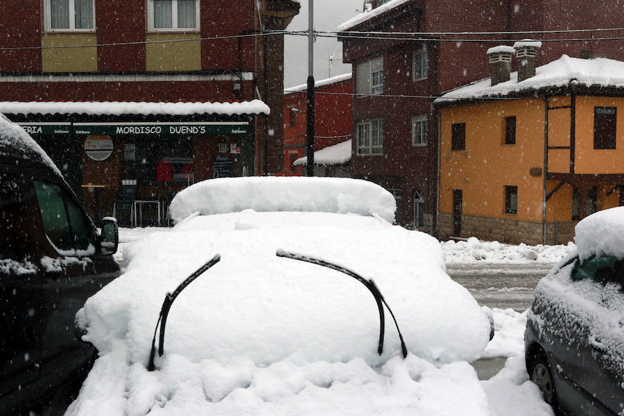 El temporal se ha recrudecido y además de complicar la comunicación con la Meseta, ha ocasionado numerosas incidencias. La nieve ha cubierto muchos puntos de la región dejando estampas totalmente invernales