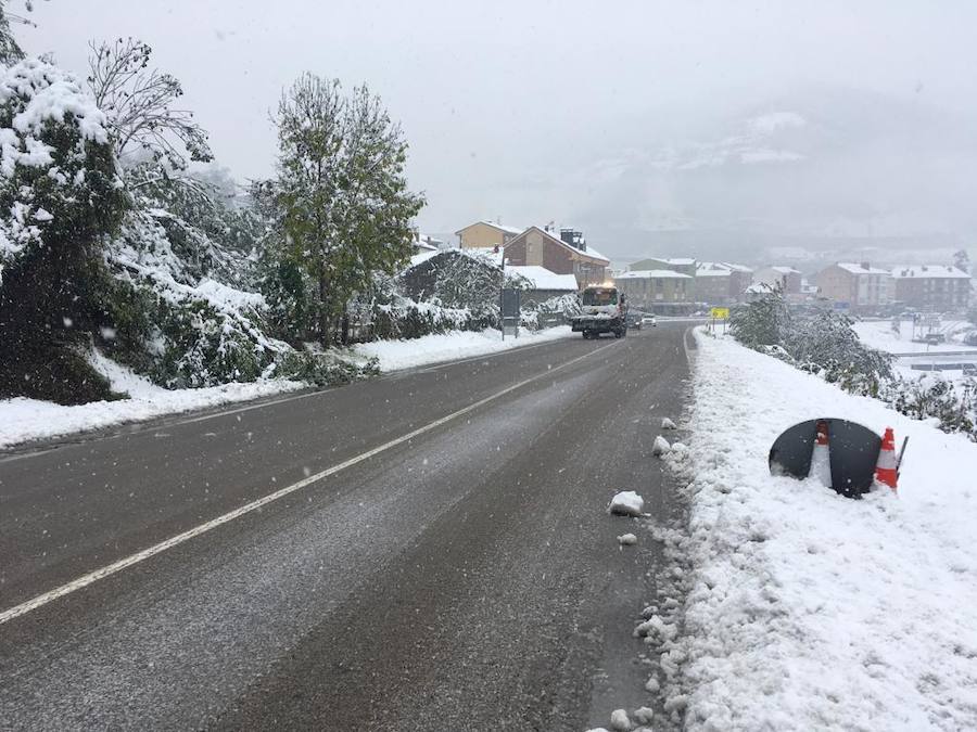 El temporal se ha recrudecido y además de complicar la comunicación con la Meseta, ha ocasionado numerosas incidencias. La nieve ha cubierto muchos puntos de la región dejando estampas totalmente invernales