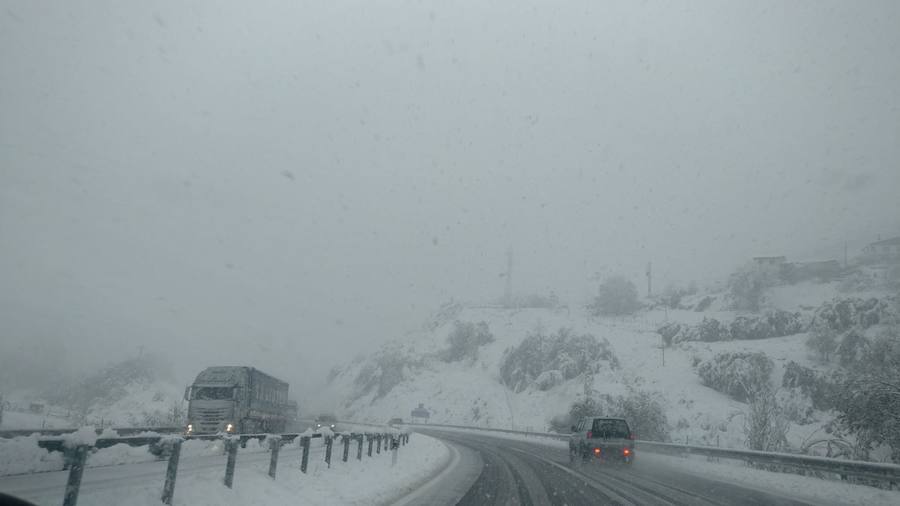 El temporal se ha recrudecido y además de complicar la comunicación con la Meseta, ha ocasionado numerosas incidencias. La nieve ha cubierto muchos puntos de la región dejando estampas totalmente invernales