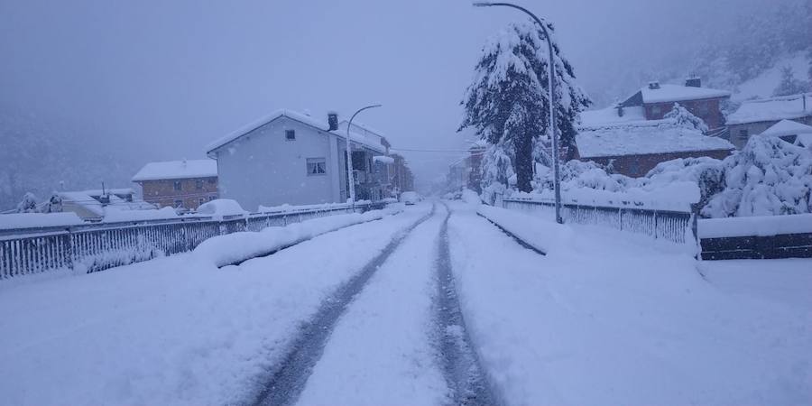 El temporal se ha recrudecido y además de complicar la comunicación con la Meseta, ha ocasionado numerosas incidencias. La nieve ha cubierto muchos puntos de la región dejando estampas totalmente invernales
