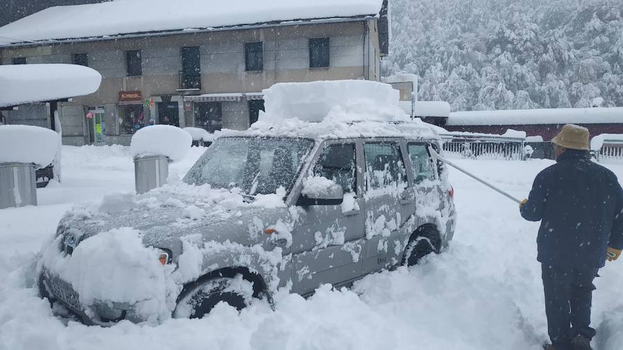 El temporal se ha recrudecido y además de complicar la comunicación con la Meseta, ha ocasionado numerosas incidencias. La nieve ha cubierto muchos puntos de la región dejando estampas totalmente invernales