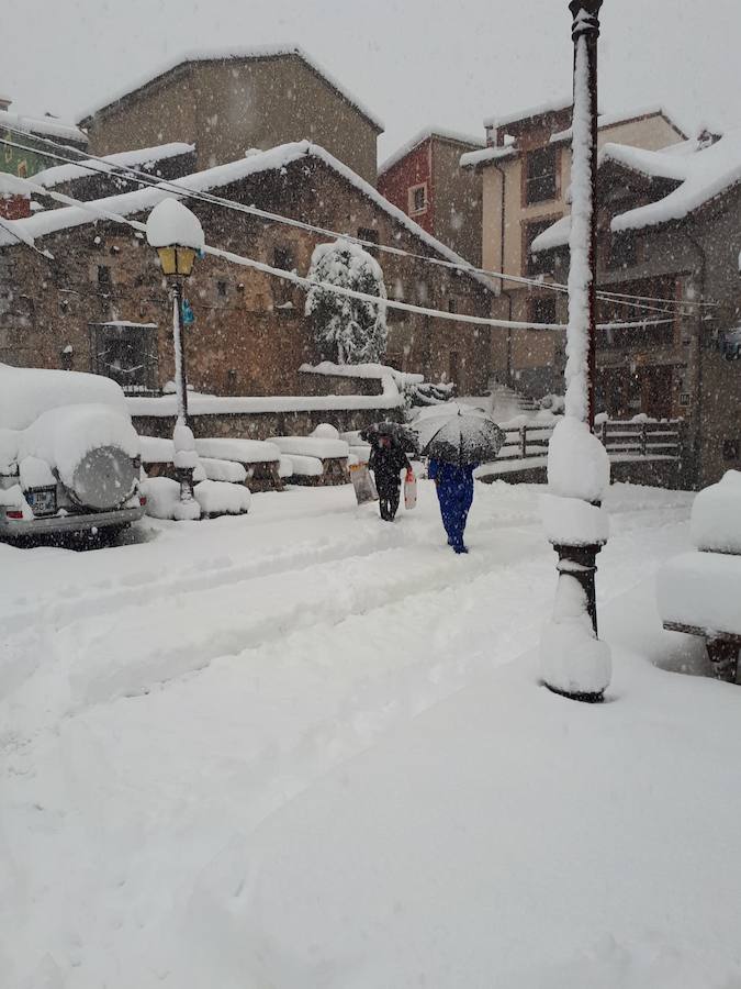 El temporal se ha recrudecido y además de complicar la comunicación con la Meseta, ha ocasionado numerosas incidencias. La nieve ha cubierto muchos puntos de la región dejando estampas totalmente invernales