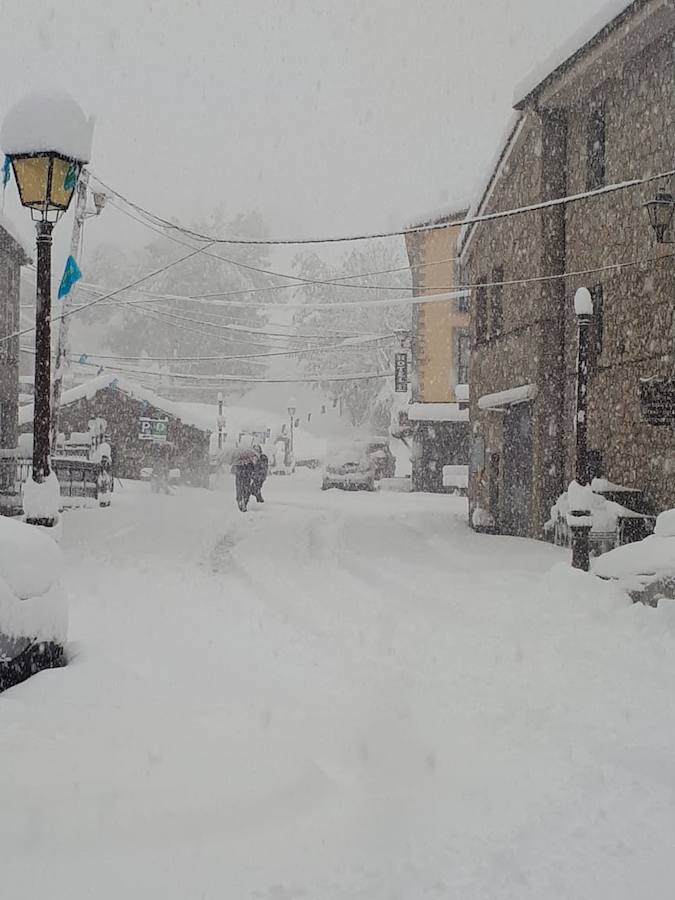 El temporal se ha recrudecido y además de complicar la comunicación con la Meseta, ha ocasionado numerosas incidencias. La nieve ha cubierto muchos puntos de la región dejando estampas totalmente invernales