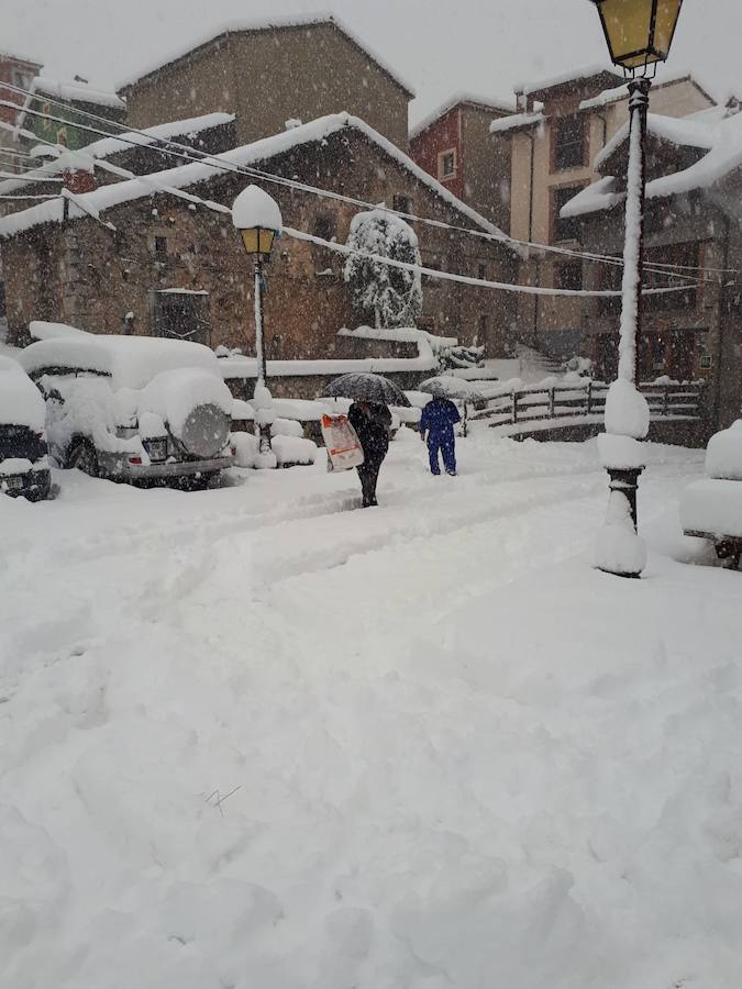 El temporal se ha recrudecido y además de complicar la comunicación con la Meseta, ha ocasionado numerosas incidencias. La nieve ha cubierto muchos puntos de la región dejando estampas totalmente invernales