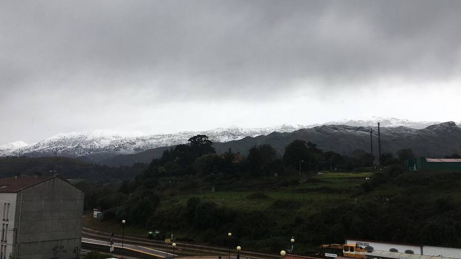 El temporal se ha recrudecido y además de complicar la comunicación con la Meseta, ha ocasionado numerosas incidencias. La nieve ha cubierto muchos puntos de la región dejando estampas totalmente invernales