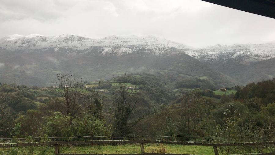 El temporal se ha recrudecido y además de complicar la comunicación con la Meseta, ha ocasionado numerosas incidencias. La nieve ha cubierto muchos puntos de la región dejando estampas totalmente invernales
